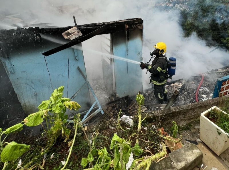 Casa é consumida por incêndio no bairro Santa Tereza em Joaçaba 