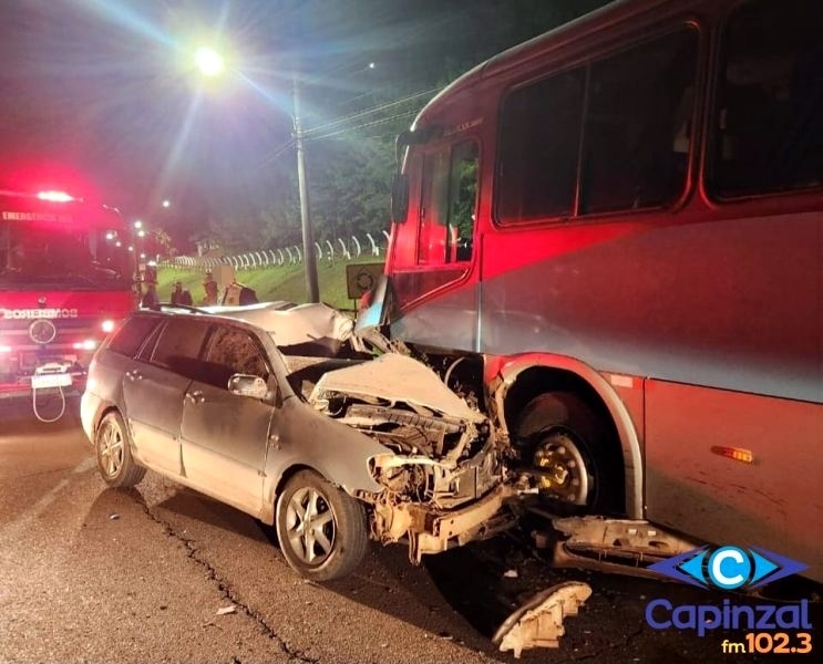 Motorista morre após colisão frontal entre carro e ônibus 