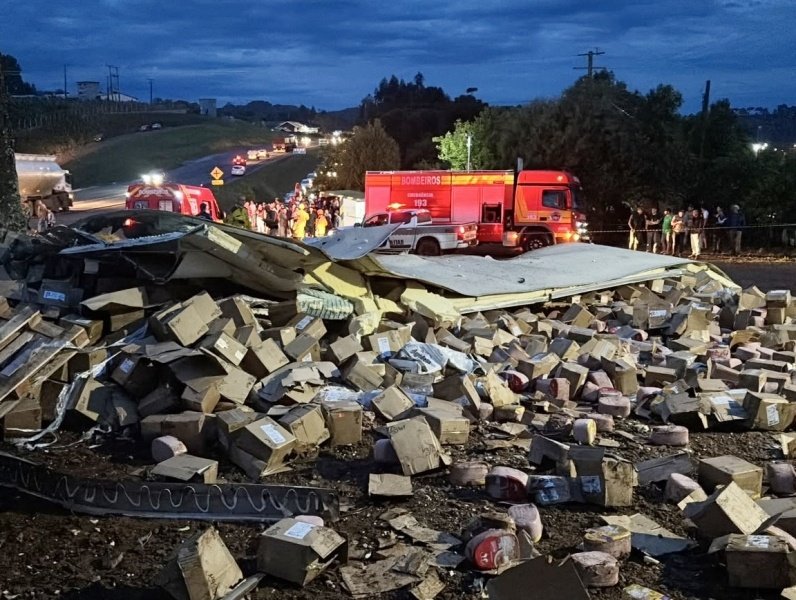 Parte de carga de embutidos é saqueada após carreta tombar na BR-282