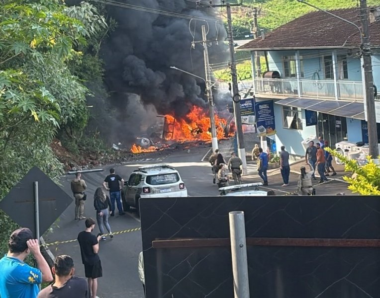 Carreta desgovernada atinge veículos, causa incêndio e morte em Capinzal