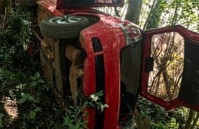 Motorista é resgatado após ficar duas horas preso em carro capotado