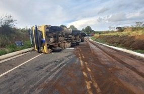 Motorista fica ferido após caminhão com MDF tombar na SC-120