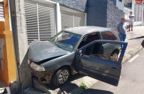 Colisão de veículo contra poste deixa mulher e bebê feridos em Videira