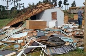 Temporal com ventos fortes deixa rastro de destruição em Água Doce
