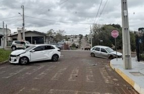 Motorista abandona carro e foge sem prestar socorro após colisão em cruzamento