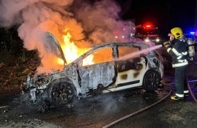 Motorista sofre queimaduras pelo corpo após carro pegar fogo na SC-453