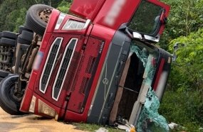 Motorista fica ferido após carreta tombar em Vargem Bonita