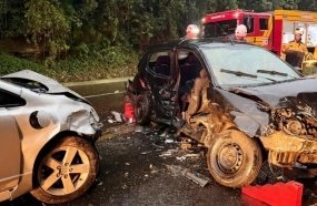 Colisão entre veículos deixa mulher morta e três feridos na BR-282