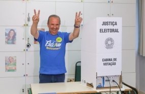 Jorginho Mello vota na manhã deste domingo em Herval d’Oeste