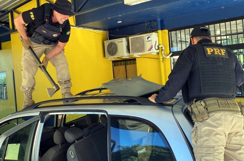 PRF localiza 31 kg de cocaína escondidos em teto falso de veículo