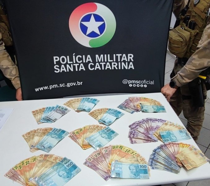Homem é detido com sacola cheia de dinheiro do tráfico em Herval d’Oeste