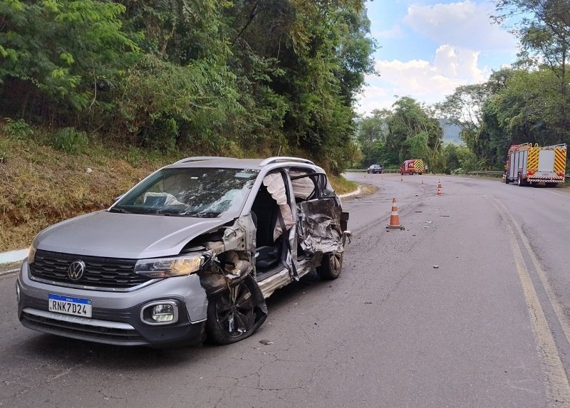 Falha nos freios causa colisão entre caminhões e carro na BR-153