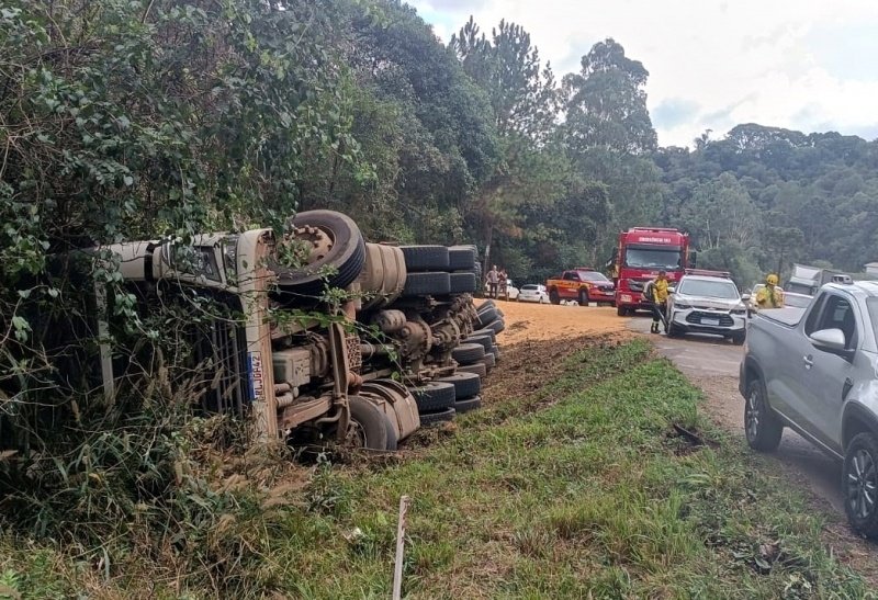 Carreta carregada com milho tomba ao fazer curva na BR-282
