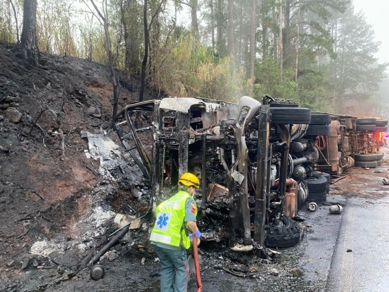 Motorista morre carbonizado após carreta tombar e pegar fogo na BR-282