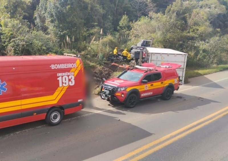 Motorista morre ao ter carro atingido e arrastado por carreta na BR-470