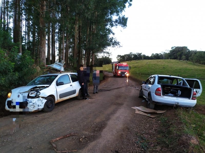 Mulher fica ferida após colisão entre carros no interior de Joaçaba