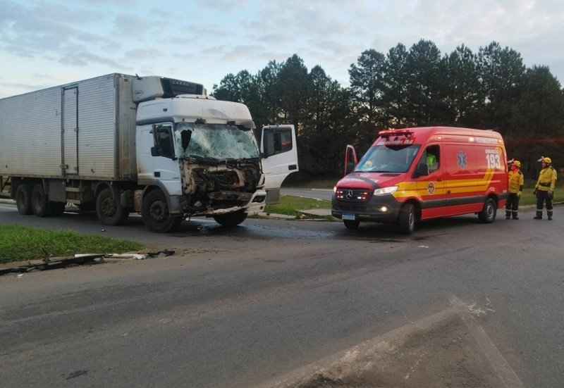 Motorista fica ferido após colisão entre caminhão e carreta no trevo da BR-282
