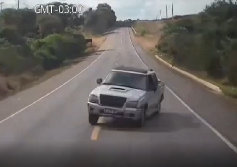 Vídeo mostra caminhonete na contramão provocando acidente na BR-282