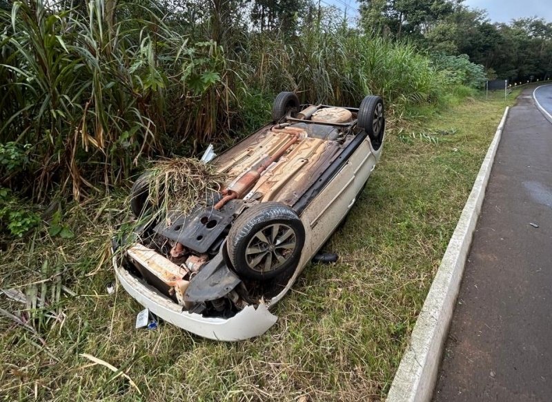 Condutora fica ferida após carro sair da pista e capotar na SC-150