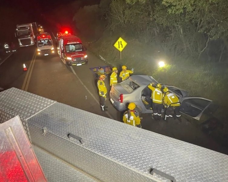 Motorista morre e passageira é resgatada em estado grave após colisão na BR-282