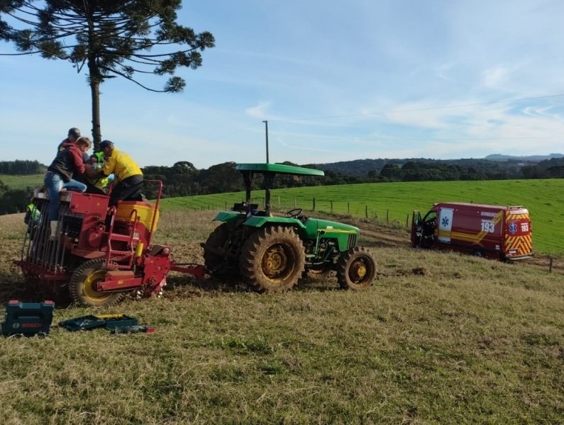 Produtor rural tem mão transfixada por peça de plantadeira em Fraiburgo