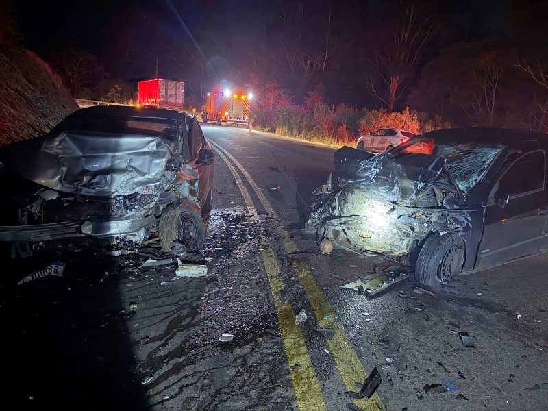 Colisão entre dois carros deixa quatro feridos na BR-282