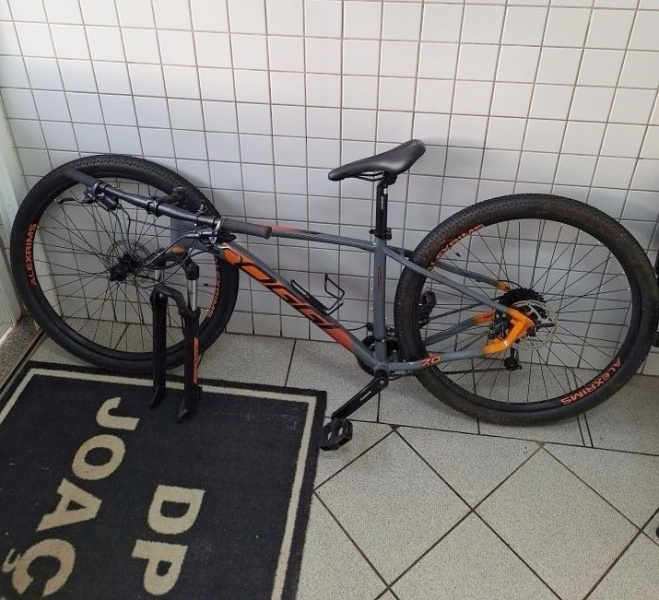 Jovem e idoso são conduzidos à Delegacia após PM localizar bicicleta furtada 