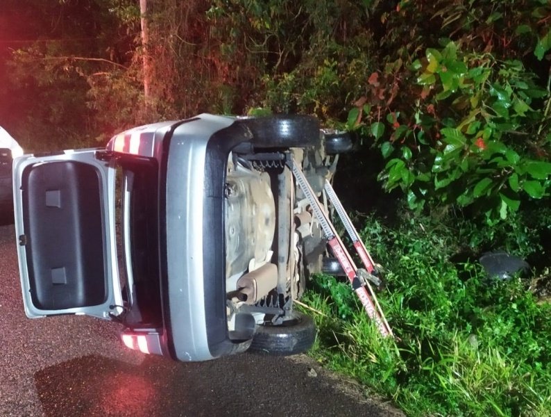 Bombeiros resgatam idoso após veículo tombar em Herval d´Oeste