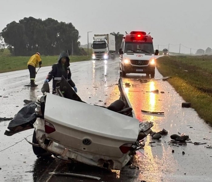 Carro parte ao meio após colisão com carreta e cinco pessoas morrem na BR-470