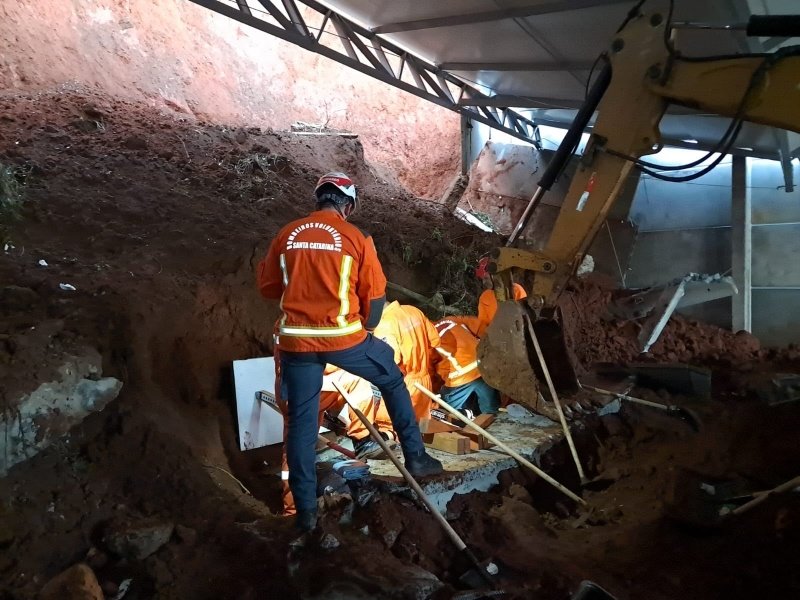 Trabalhadores morrem soterrados após deslizamento em obra de barracão