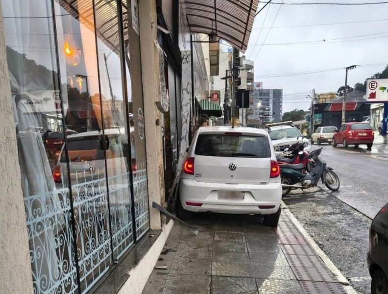 Carro atinge pizzaria após sair da pista no Centro de Herval d’Oeste