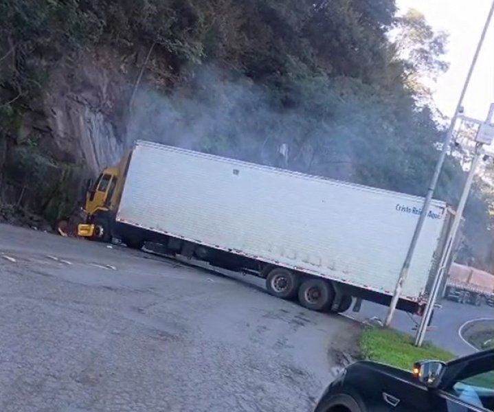 Caminhão colide contra paredão de rochas no trevo do Chocodinho 