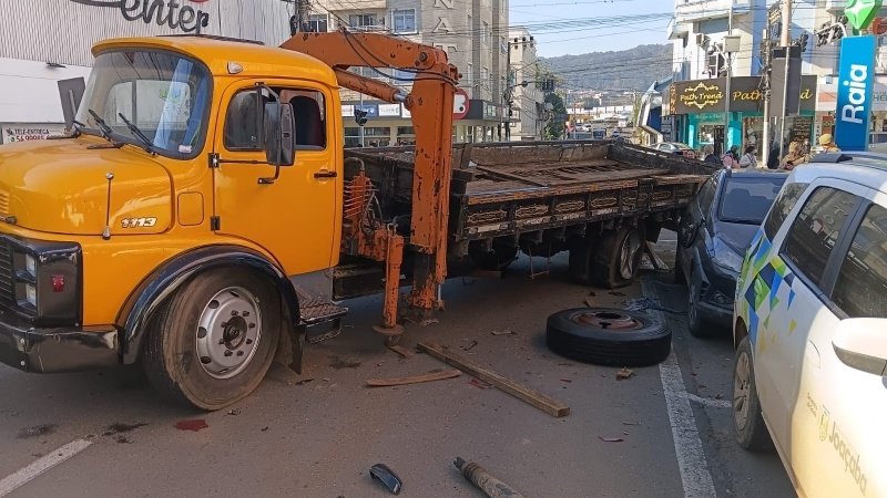 Colisão entre dois caminhões envolve outros três veículos no Centro de Joaçaba