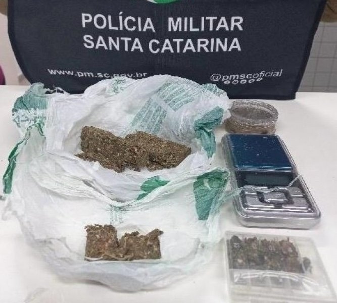 Três adolescentes são apreendidos com drogas próximo a escola em Joaçaba