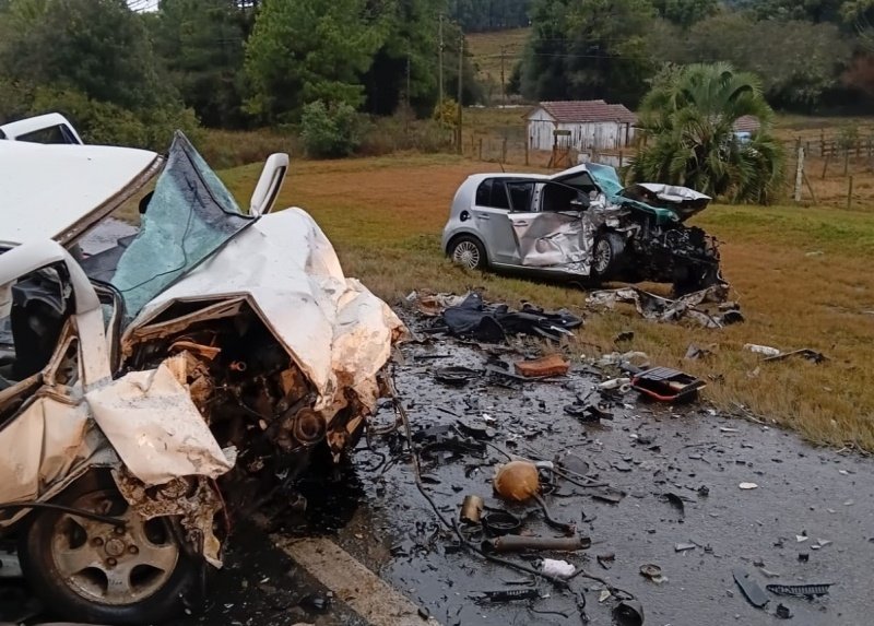 Colisão frontal deixa uma mulher morta e dois feridos na BR-116