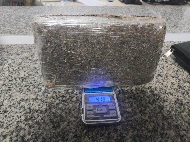 Mulher pede para ser presa e joga torrão de maconha dentro de viatura da PM