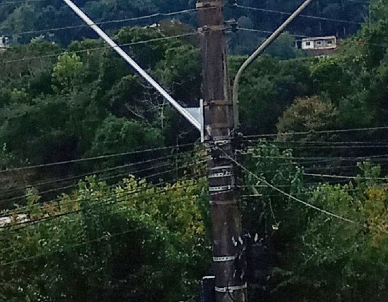 Raio atinge poste e causa prejuízos a moradores do centro de Herval d’Oeste