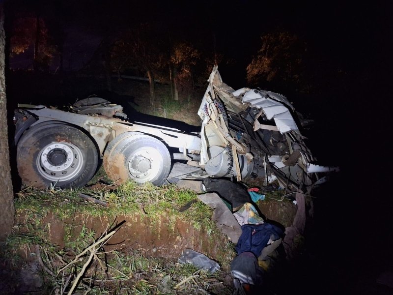 Motorista de carreta morre após veículo despencar em ribanceira na SC-355