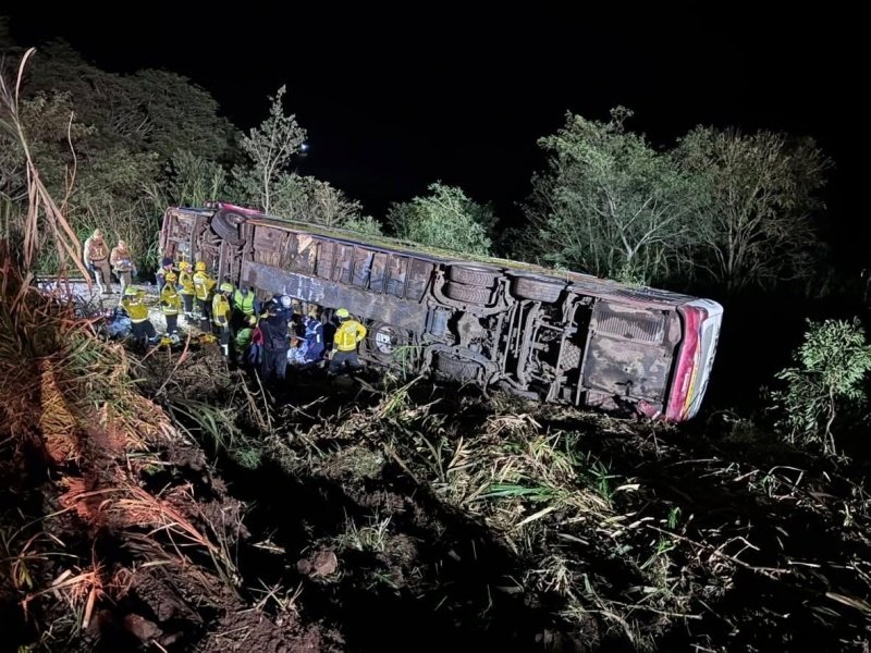 Acidente com ônibus de excursão no Oeste deixa três mortos e 40 feridos  