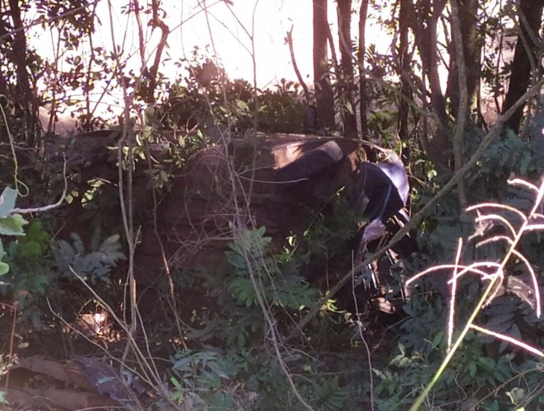 Mulher despenca com carro em ribanceira no interior de Herval d’Oeste
