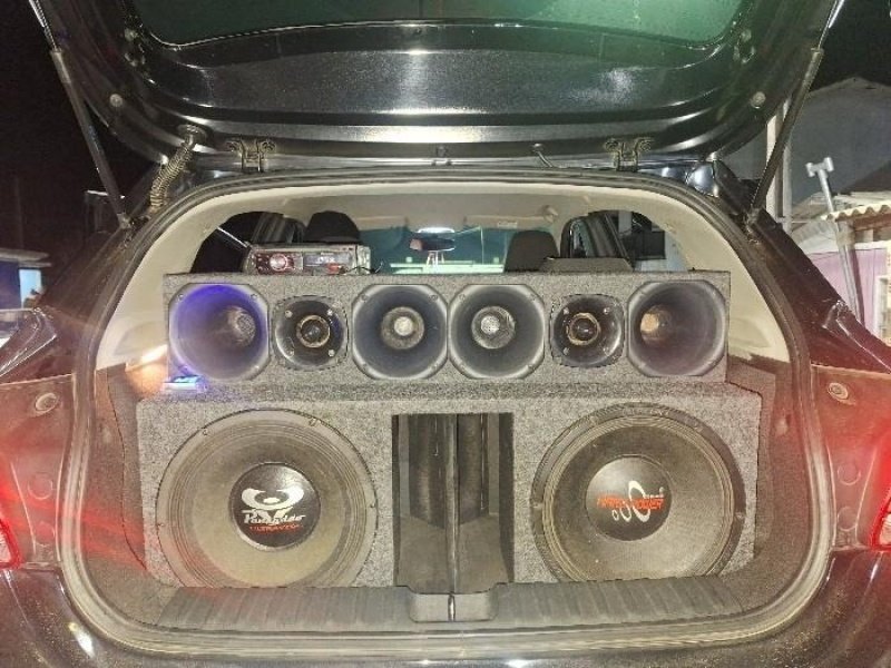 PM apreende veículo após homem resistir a desligar som automotivo