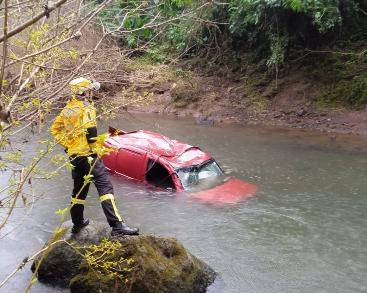 Mulher é encontrada morta após veículo cair de ponte na SC-283