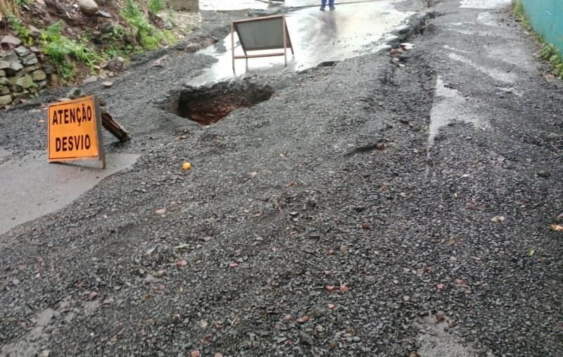 Chuvas rompem trecho em obras e abrem cratera na Rua Carlos Gomes 