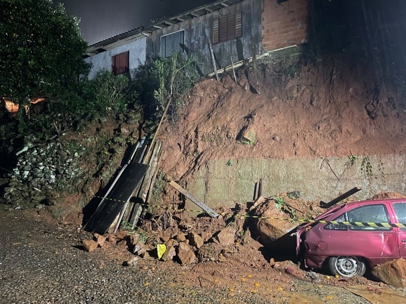 Deslizamento de terra atinge veículo e compromete residência em Joaçaba 