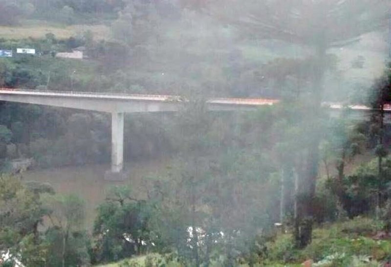 Trabalhador é socorrido em estado grave após queda da ponte do Chocodinho