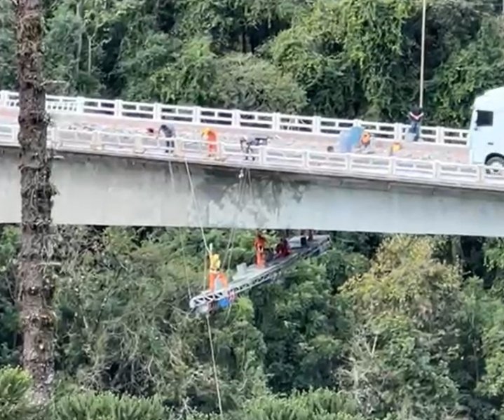 Trabalhador é socorrido em estado grave após queda da ponte do Chocodinho