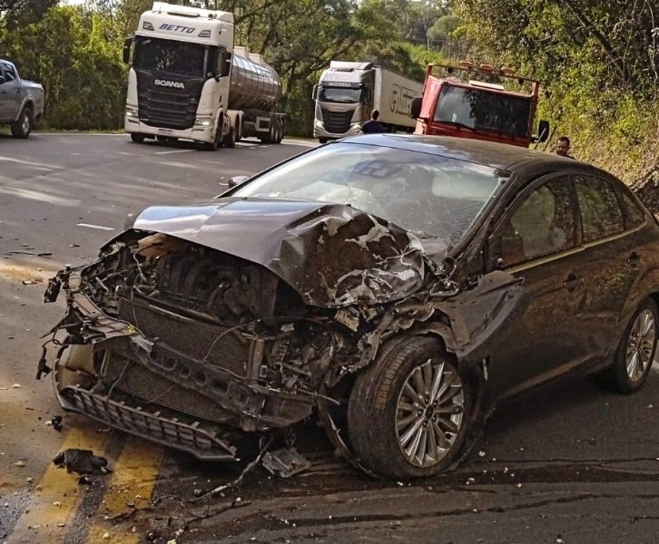 Colisão entre carro e dois caminhões deixa mulher ferida na BR-282