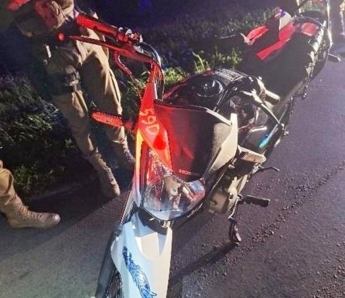 Adolescente de moto é apreendido após fuga perigosa e manobras arriscadas 