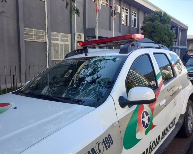 Homem é preso após se apropriar de celular esquecido em supermercado