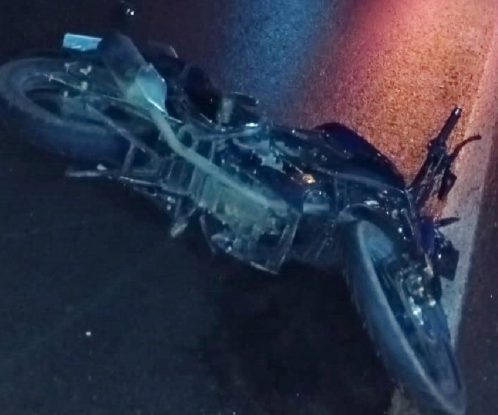 Mulher morre atropelada por caminhão após colisão em moto na BR-282